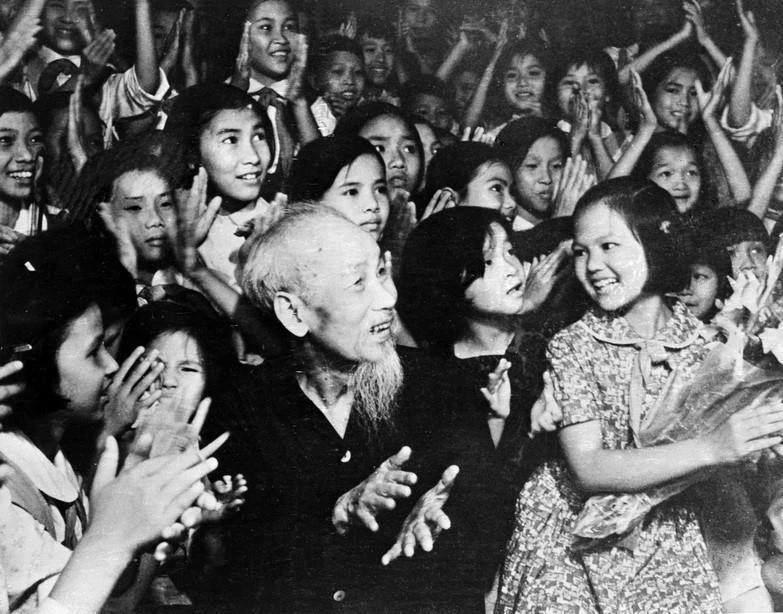 1969年5月31日晚，值“六一”国际儿童节之际，胡志明主席在主席府与首都儿童一同观看庆祝文艺演出。