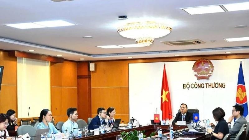 越南工贸部副部长阮黄龙在会上发表讲话。（图片来源：工贸部）