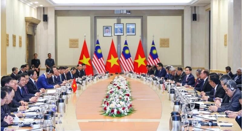 越南政府总理范明正与马来马来西亚总理安瓦尔·易卜拉欣举行会谈。（图片来源：VGP）