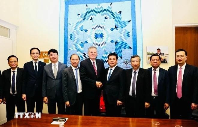 越南工贸部部长、政府谈判代表团团长阮鸿延与美国参议院外交关系委员会和财政委员会成员史蒂夫·戴恩斯和越南谈判代表团成员。（图片来源：越通社）