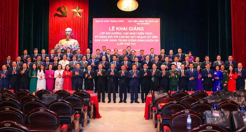 越共第十四届中央委员后备干部第四期培训班开班。