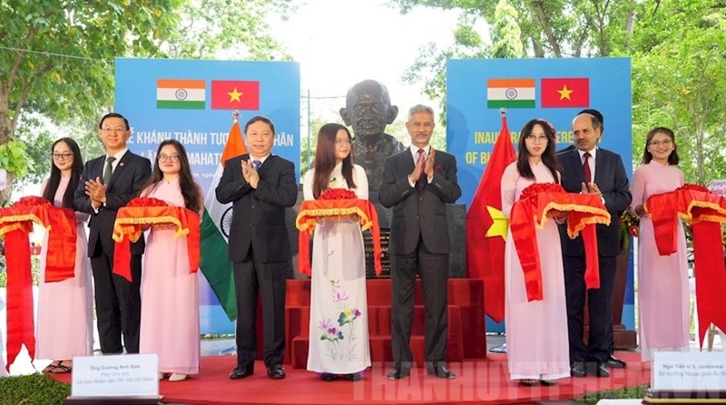 印度领袖圣雄甘地半身像落成揭幕仪式在胡志明市举行。