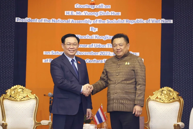越南国会主席王廷惠会见乌隆府府尹湾仔孔卡盛。（图片来源：越通社）