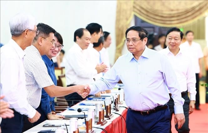 政府总理范明正与胡志明市领导握手。