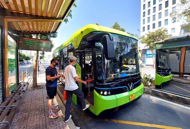 乘客在胡志明市中心搭乘电动公交车。（图片来源：laodong.vn）