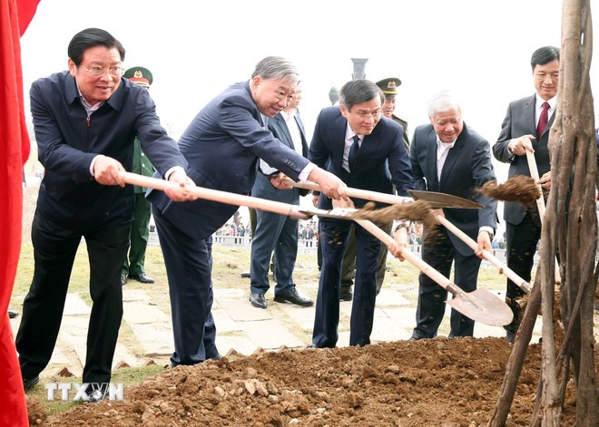 苏林总书记在宁平省出席“植树节”活动。