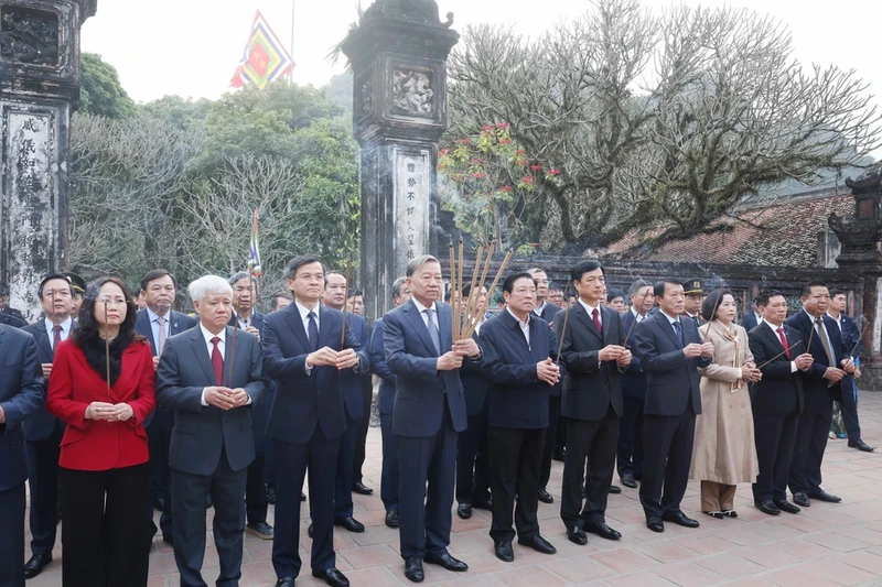 越共中央总书记苏林和中央代表团在丁先皇祠上香。（图片来源：越通社）