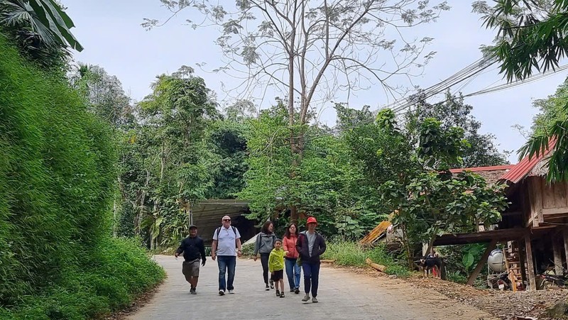 游客清化省山区，尤其是浦良（Pù Luông）生态旅游区。