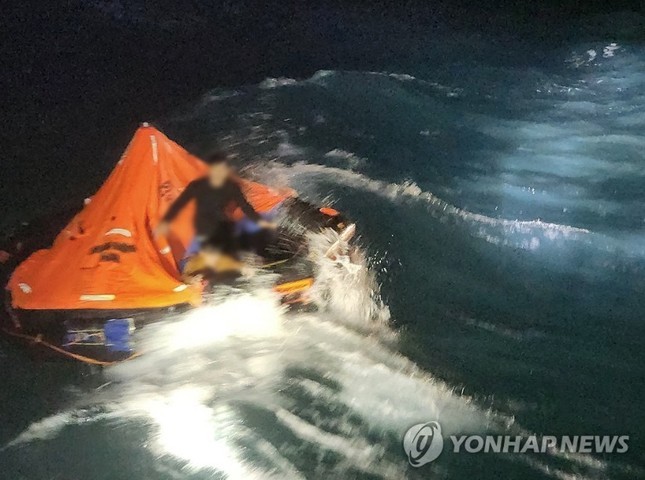 韩国渔船沉没现场。（图片来源：Yonhap）