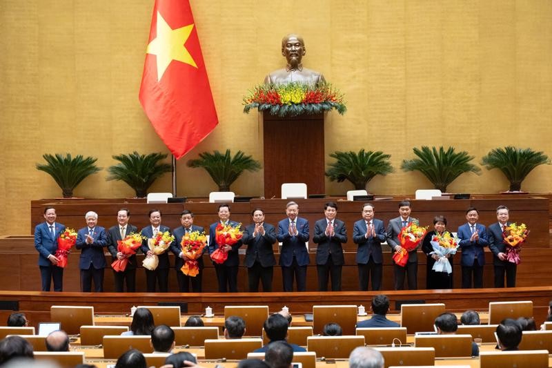 党和国家领导赠送鲜花祝贺获补选的政府副总理和国会副主席。