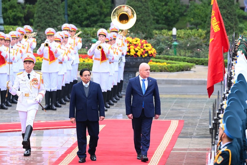 越南政府总理范明政主持仪式，欢迎新西兰总理对越南进行正式访问。