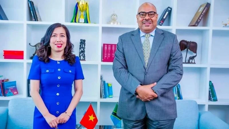 越南外交部副部长黎氏秋姮和坦桑尼亚外交和东非合作部部长马哈茂德·萨比特·孔博。