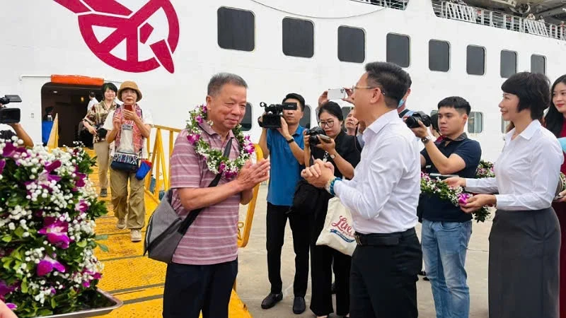 广宁省文化体育和旅游厅领导对4月30日乘坐邮轮来到广宁省表示欢迎。