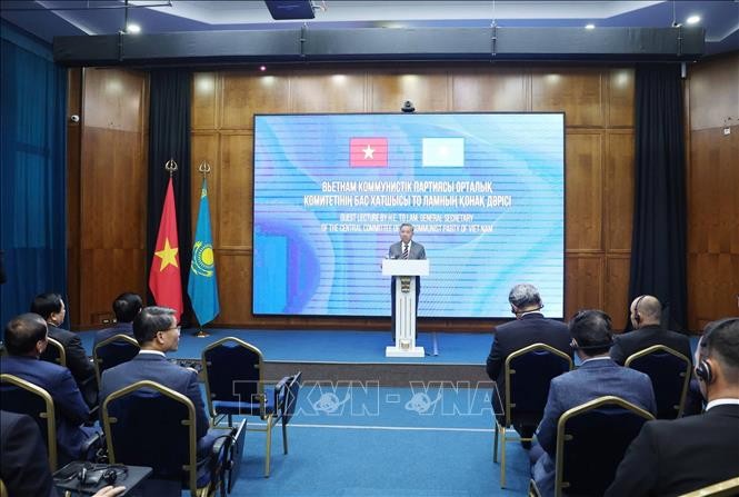 对哈萨克斯坦进行国事访问期间，当地时间5月6日傍晚，越共中央总书记苏林造访了哈萨克斯坦总统直属国家行政学院，并发表政策演讲。（图片来源：越通社）
