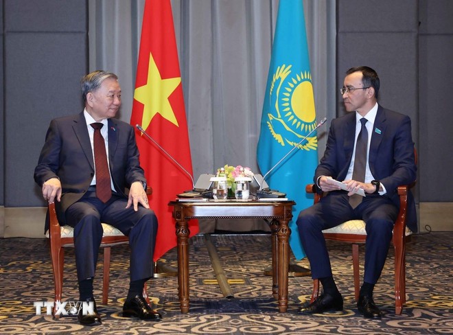 越共中央总书记苏林会见哈萨克斯坦 参议院议长阿什姆巴耶夫。（图片来源：越通社）
