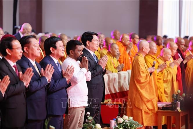越南国家主席梁强和各位代表出席2025年联合国卫塞节开幕式。（图片来源：越通社）
