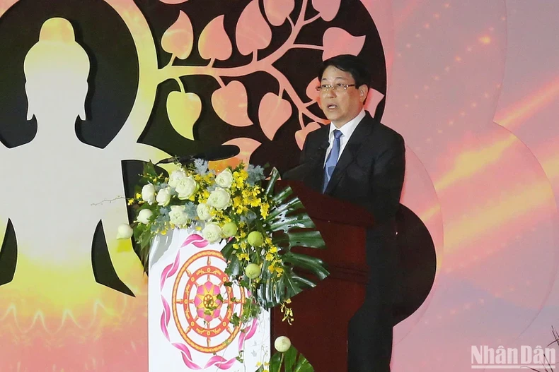 越南国家主席梁强出席2025年联合国卫塞节开幕式并发表讲话。