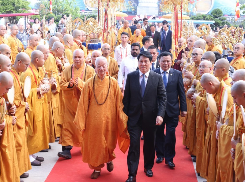 梁强主席与越南佛教协会法主释智广长老和尚出席2025年联合国卫塞节开幕式。（图片来源：越通社）