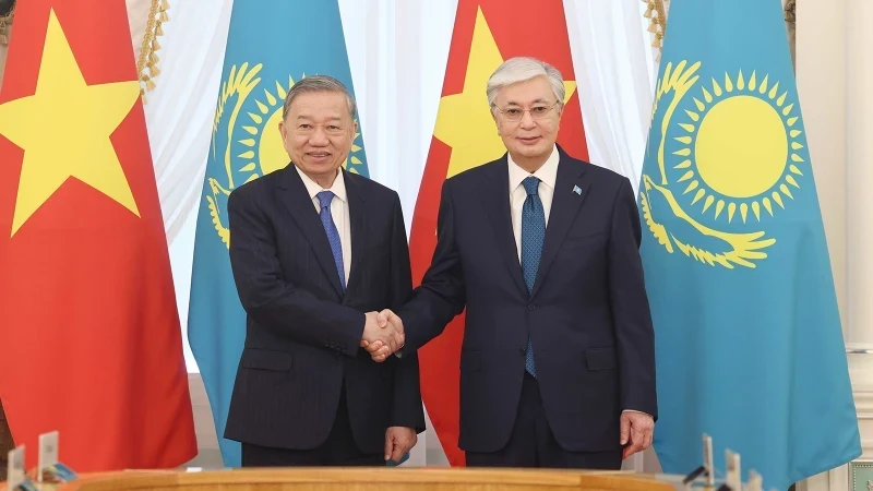 哈萨克斯坦共和国总统卡西姆若马尔特·托卡耶夫和越共中央总书记苏林。