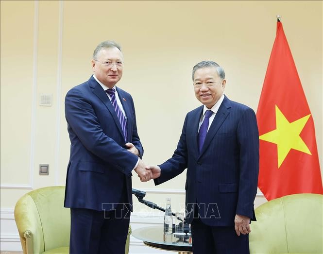 苏林总书记在会见俄罗斯国有扎鲁别日石油公司总经理库德里亚绍夫·谢尔盖·伊万诺维奇。（图片来源：越通社）