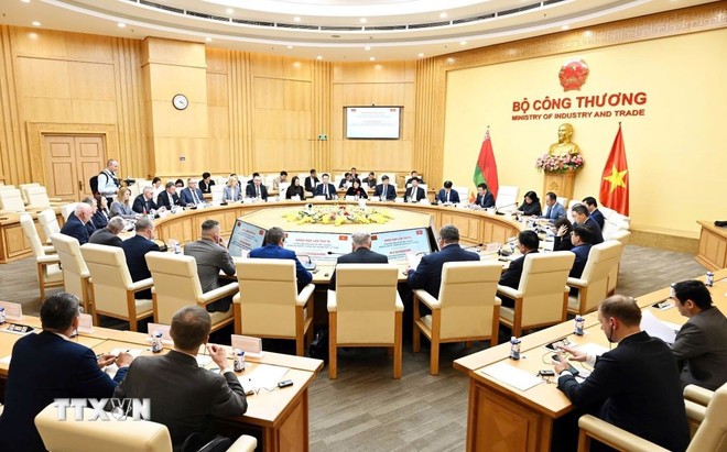 附图：越白政府间委员会第十六次会议场景。