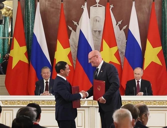 苏林总书记与普京总统共同见证了越南副总理兼外交部长裴青山与俄罗斯副总理德米特里·切尔尼申科互相交换关于石油领域合作协定以及关于Vietsovpetro与Rusvietpetro两家联营运营活动的议定书交换仪式。（图片来源：越通社）