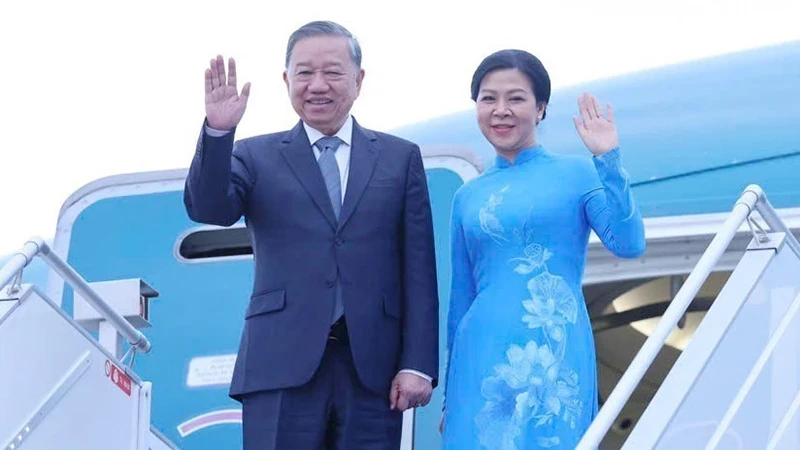越共中央总书记苏林和夫人离开明斯克，启程回国。（图片来源：越通社）