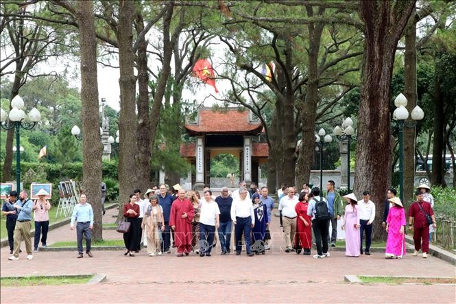 越南外交使团及国际组织代表参观昆山—劫泊国家级特殊遗迹区。（图片来源：越通社）