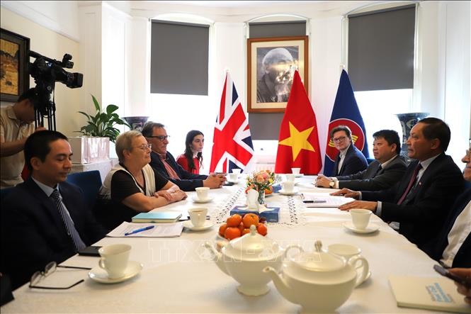 越南驻印度大使杜明雄近日在大使馆总部与英国共产党（CPB）和新英国共产党（NCP）等英国共产党的代表和左翼友人进行了亲切会晤。