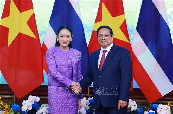 越南政府总理范明正和泰国总理佩通坦·钦那瓦共同主持第四次越泰联合内阁会议。（图片来源：越通社）
