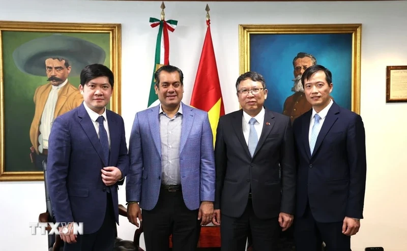 越南驻墨西哥大使阮文海和墨西哥众议院议长古铁雷斯（Sergio Gutiérrez Luna）合影。（图片来源：越通社）