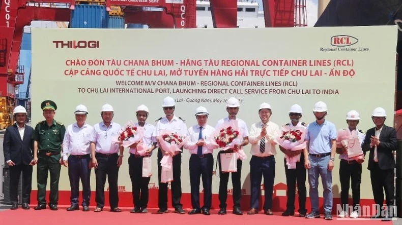广南省人委会主席黎文勇（中）和各机关单位代表向RCL旗下“Chana Bhum”号货轮成员送鲜花。