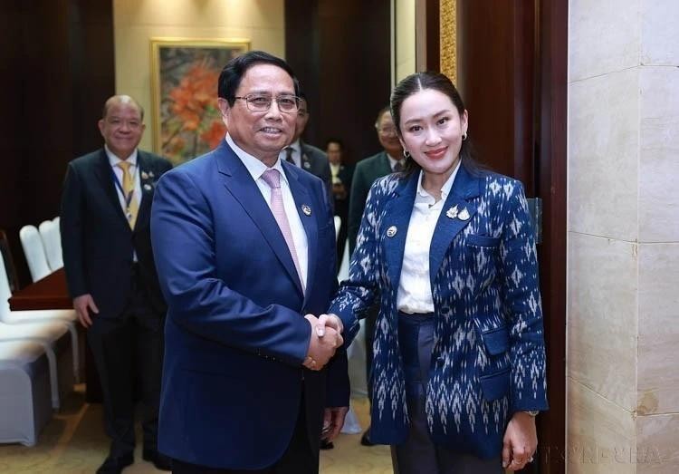 出席在老挝首都万象举行的第44、45届东盟峰会及系列会议期间，2024年10月9日晚，越南政府总理范明正会见了泰国总理佩通坦•钦那瓦。