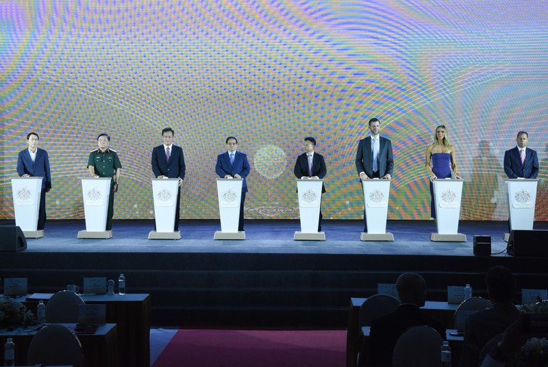 政府总理范明正和各位代表进行特朗普国际兴安项目动工仪式。