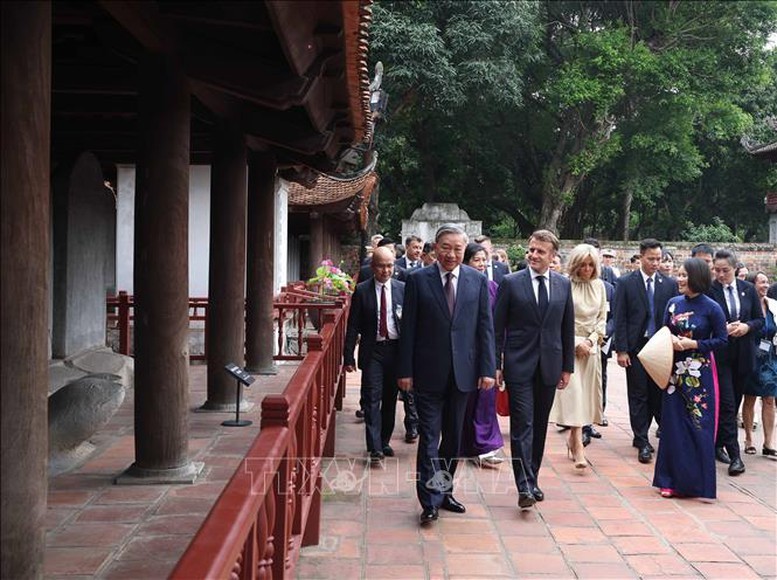 越共中央总书记苏林和夫人与法国总统马克龙和夫人参观文庙—国子监。