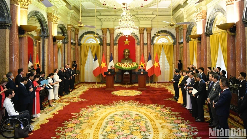 越南国家主席梁强与法国总统马克龙共同会见记者。