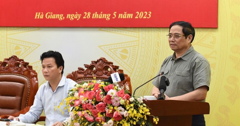 范明正总理在会议上发表讲话。