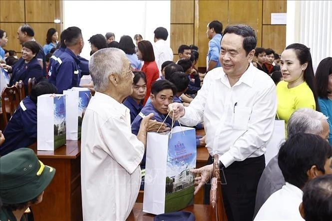 越南国会主席陈青敏向茶荣省贫困者赠送春节礼物。（图片来源：越通社）