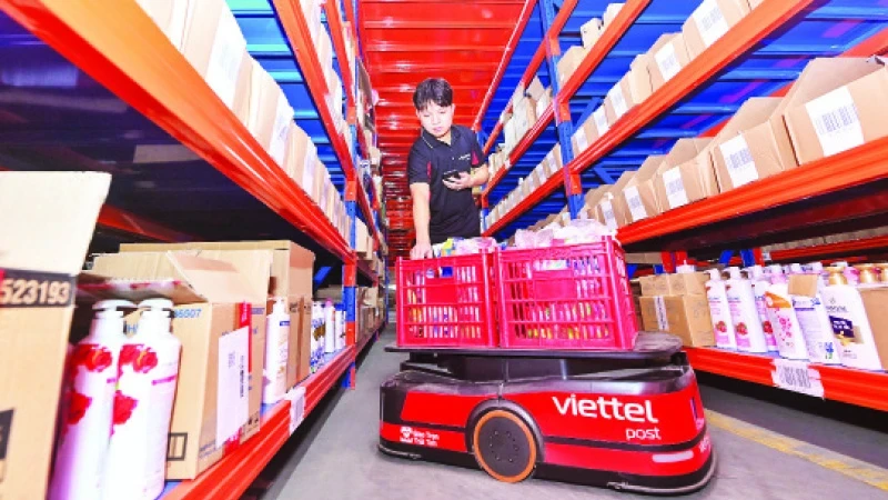 在越南电信邮政股份总公司（Viettel Post）仓库使用机器人。 (登英 摄)