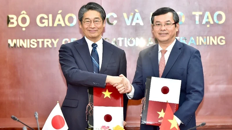 双方代表互换文件。（图片来源：日本大使馆提供）
