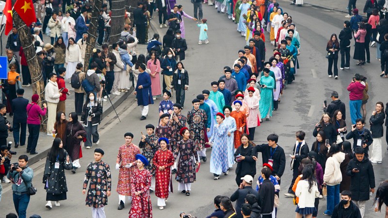 400名身着越南传统服饰的民众在河内古街游行。