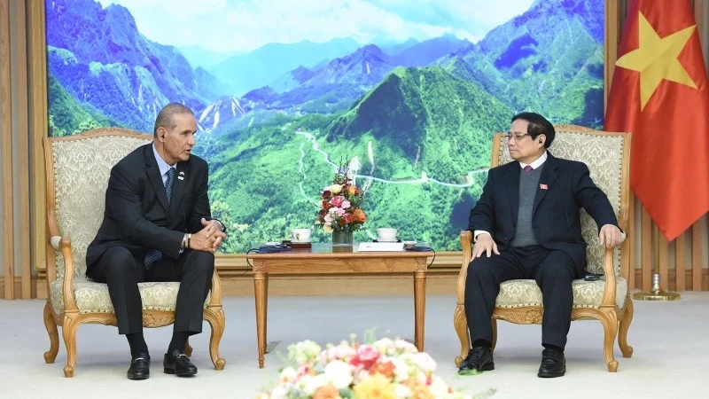 越南政府总理范明正会见雷纳托·科斯塔总裁。