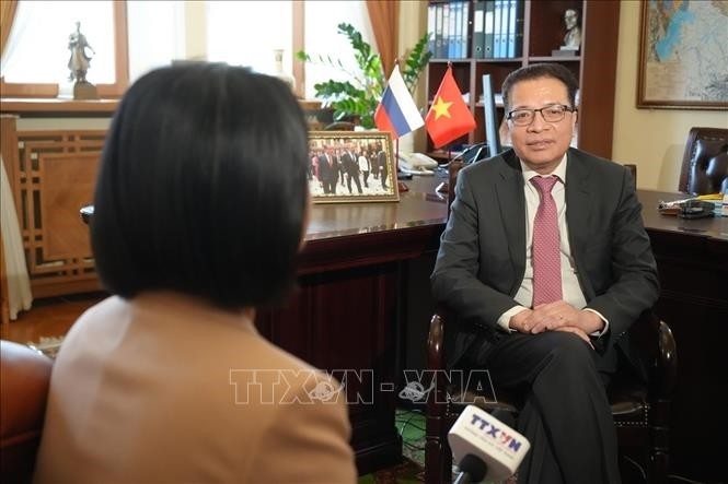 邓明魁大使接受记者采访。（图片来源：越通社）