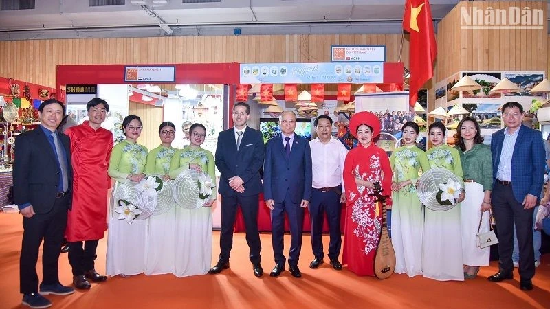 各位代表出席越南展区开展仪式。