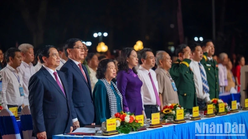 范明正总理和各位代表在活动上向国旗敬礼。