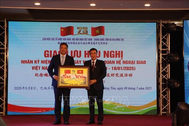 巴地头顿省越中友好协会会长黄文名向中国驻胡志明市总领事魏华祥赠送纪念品。（图片来源：越通社）