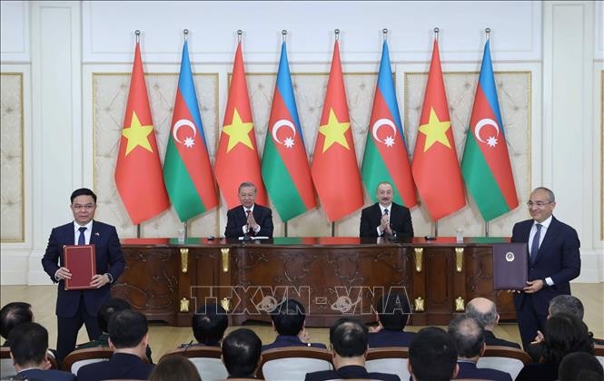 苏林总书记与阿塞拜疆总统见证越南国家工业能源集团与阿塞拜疆经济部关于石油勘探开采、石油技术服务和培训领域合作谅解备忘录换文仪式。（图片来源：越通社）