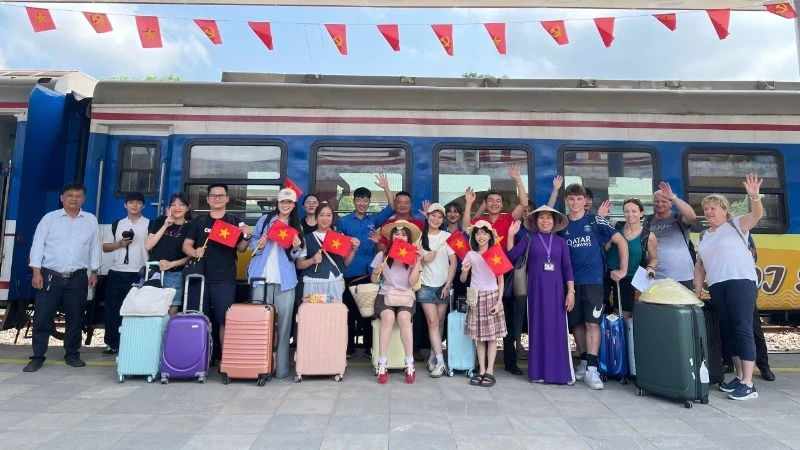 众多人选择乘坐火车前往旅游目的地。