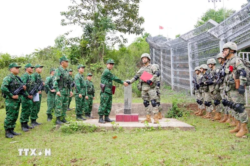 越南奠边省边防指挥部与中国云南省蒙自市边防部队开展2025年边境巡逻踏查活动。（图片来源：越通社）