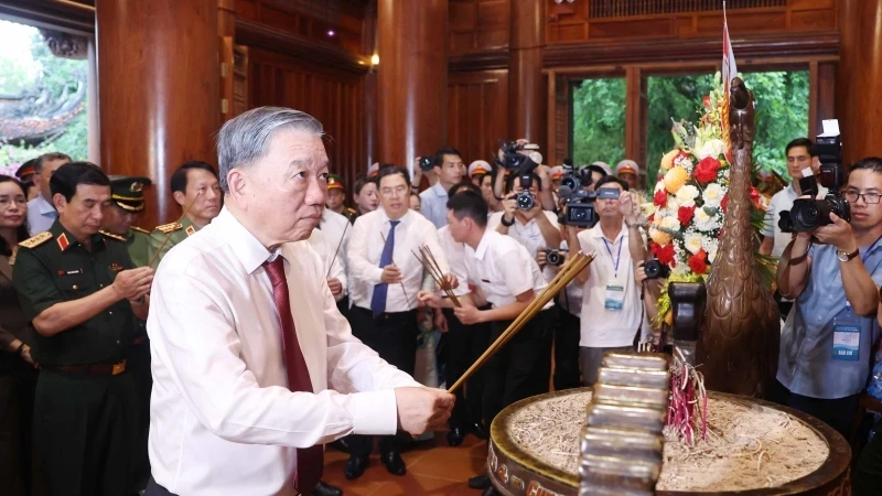 苏林总书记在金莲国家特别遗迹区敬香。（图片来源：越通社）